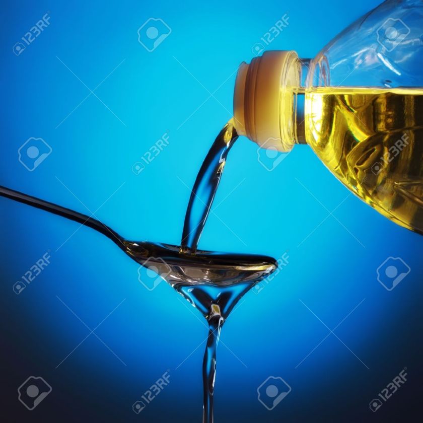8587012-pouring-olive-oil-on-spoon-blue-background-Stock-Photo-cooking