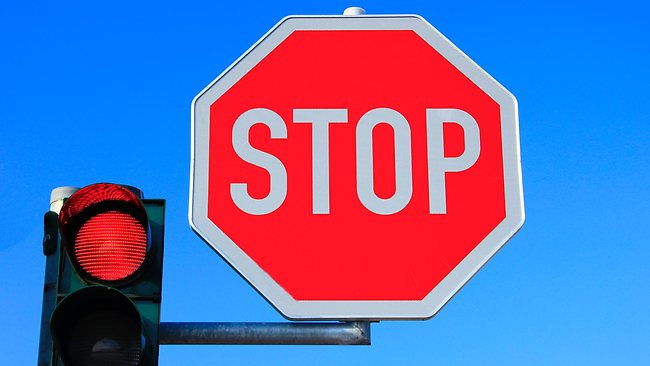 893352-red-light-traffic-light-stop-sign